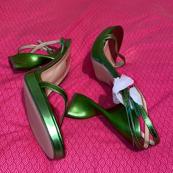 A beautiful pair of green spiral heels, easy to walk in & great for any occasion - Picture 1 of 6